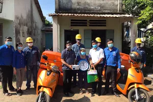 Ban lãnh đạo và đại diện Đoàn thanh niên EVNHCMC tặng quà cho các gia đình chính sách tại phường Linh Xuân, TP Thủ Đức (TP.HCM).