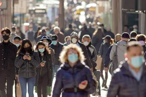 Người dân đi bộ trên đường phố TP Chicago (Mỹ) hồi tháng 9.