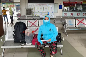 Sáng 14-10, một số hành khách đến Bến xe Miền Đông mua vé từ rất sớm nhưng phải đợi tới chiều mới có xe chạy.