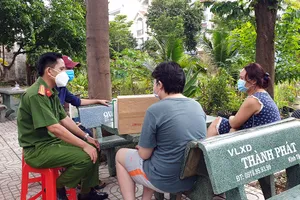 Em Q cùng cô L trò chuyện với các anh Công an phường Tân Hưng Thuận, quận 12.