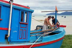 Tại bãi biển Ba Làng (TP Nha Trang), ngư dân đã neo đậu, chằng chống thuyền để ứng phó với bão.