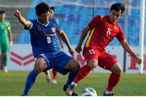 Áp đảo, sút cầu môn nhiều nhưng thật khó khăn U-23 Việt Nam mới có một bàn thắng ở phút 82 của Lê Văn Xuân.