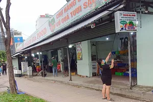 Chiều 27-10, một quán ăn trên địa bàn quận Bình Thạnh, TP.HCM dọn dẹp để mở cửa trở lại.