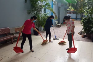 Nhân viên Trường THPT Nguyễn Du, quận 10 vệ sinh, lau chùi trường học sau khi được bàn giao để chuẩn bị đón học sinh trở lại trong thời gian tới.