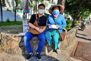 Chị Kim Loan vui mừng khi được nhận tiền hỗ trợ vốn từ dự án, giúp chị tiếp tục công việc của mình.