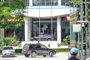 Cơ quan An ninh điều tra Bộ Công an khám xét nơi làm việc của thứ trưởng Bộ Y tế Trương Quốc Cường.