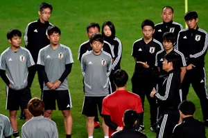 Trong buổi tập đầu tiên tại Việt Nam, HLV Hajime vẫn còn phải chờ hai chuyến bay đưa những cầu thủ Nhật Bản còn lại.