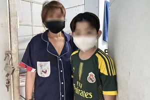Bé Nguyễn Minh Tuấn năm nay 11 tuổi, chưa được đi học và đang ở trọ cùng mẹ trên đường Bùi Đình Túy, quận Bình Thạnh (TP.HCM).