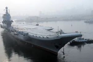 Tàu sân bay Sơn Đông tự đóng của Trung Quốc neo tại cảng Đại Liên thuộc TP Đại Liên hồi tháng 9-2018.