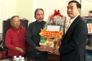 Chủ tịch UBND TP Đà Nẵng Lê Trung Chinh thăm một gia đình chính sách trên địa bàn quận Cẩm Lệ.