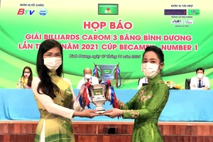Ban tổ chức giới thiệu cúp vô địch billiards ba băng BTV Cup 2021.