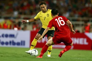 Zafuan đối đầu với tiền vệ Hùng Dũng tại vòng loại thứ hai World Cup 2022 diễn ra trên sân Mỹ Đình.