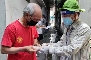 Người dân phường 11, quận Phú Nhuận, TP.HCM nhận hỗ trợ đợt 3.