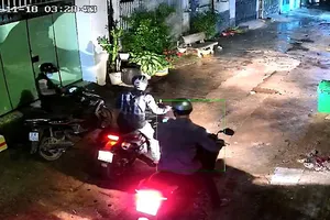 Trộm phá hai lớp cửa sắt, trộm hai xe máy ở nhà chị BTTD.