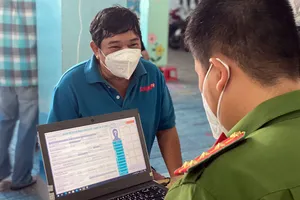 Người dân đang được hướng dẫn làm CCCD.