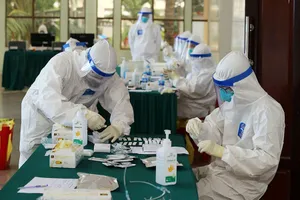 Nhân viên y tế lấy mẫu xét nghiệm cho người dân tại TP.HCM.