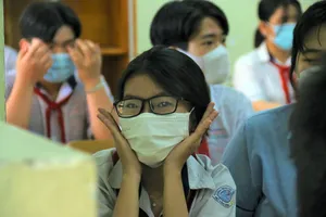 Học sinh Trường THCS Hồ Văn Long, quận Bình Tân trong ngày đầu trở lại trường.