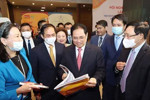 Thủ tướng Phạm Minh Chính và các đại biểu tham quan trưng bày sách, báo, tạp chí về các hoạt động ngoại giao của Việt Nam.