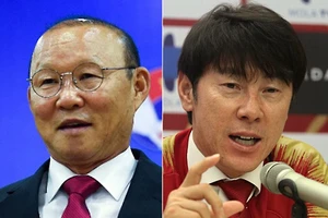 Ông Shin Tae-yong (phải) lại chọc ngoáy khiêu khích ông Park.