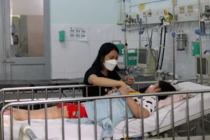 Bé gái bảy tuổi mắc sốt xuất huyết nặng đã hồi phục, đang được chăm sóc tại Khoa nhiễm nội 1 BV Nhi đồng 2.