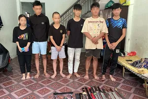 Công an đọc lệnh bắt nghi can Phan Văn Hưng (16 tuổi) vì giết chết bé trai 13 tuổi.