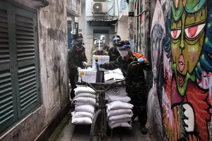 Bất chấp nắng mưa, cán bộ, chiến sĩ Sư đoàn 5 mang nhu yếu phẩm hỗ trợ người dân phòng chống dịch.