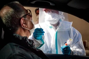 Người dân Mỹ xét nghiệm COVID-19 tại một trạm xét nghiệm lưu động ở TP New York hồi tháng 11.