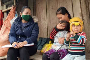  Bà Ly Sa trong cuộc vận động đồng bào dân tộc H’Mông xóa bỏ các hủ tục, trong đó có vấn nạn tảo hôn.