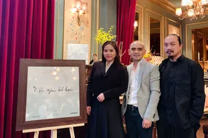 Ca sĩ Thùy Chi, nhạc sĩ Đức Trí và Giám đốc mỹ thuật Cao Trung Hiếu trong buổi ra mắt LP Nỗi yêu bé dại.