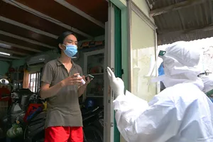 Thăm khám cho F0 điều trị tại nhà ở quận Bình Thạnh, TP.HCM.