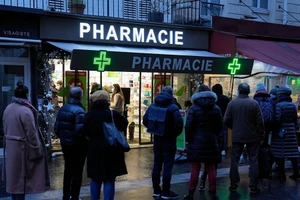 Người dân Pháp xếp hàng xét nghiệm trước một hiệu thuốc ở thủ đô Paris hồi tháng 12-2021.