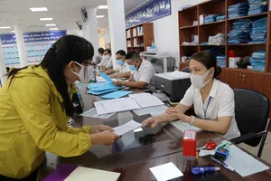 Cán bộ giải quyết thủ tục cho người dân tại bộ phận tiếp nhận và trả kết quả khu vực 3, TP Thủ Đức.