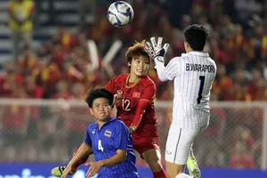 Tiền đạo Phạm Hải Yến trong trận chung kết SEA Games với Thái Lan.