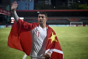 Elkeson, cầu thủ Brazil nhập tịch Trung Quốc, đang ở lại quê nhà vì nhiễm COVID-19.