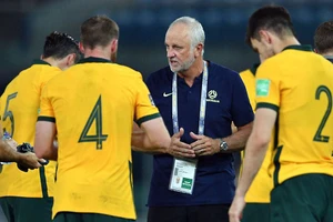 HLV Arnold và các tuyển thủ Úc đang chịu áp lực lớn.