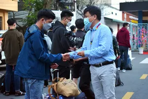 Sinh viên Trường ĐH Sư phạm kỹ thuật TP.HCM khởi hành về quê đón tết năm 2022 do trường tổ chức đưa đón miễn phí.