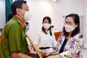 Phó Bí thư Thành ủy, Chủ tịch HĐND TP.HCM Nguyễn Thị Lệ trao giấy khen cho các tập thể quận 3.
