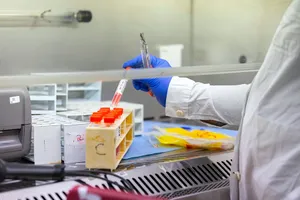 Chuyên gia làm việc trong một phòng thí nghiệm ở thủ đô Paris (Pháp) ngày 10-1.