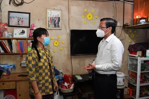 Chủ tịch UBND TP.HCM Phan Văn Mãi chúc tết gia đình chị Thạch Thị Quen, hộ nghèo ngụ phường Cát Lái (TP Thủ Đức). Ảnh: PHƯƠNG THÙY