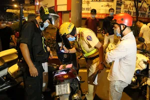 Đội CSGT Hàng Xanh kiểm tra, xử lý vi phạm giao thông tại vòng xoay Hàng Xanh, quận Bình Thạnh, TP.HCM.