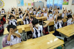 Học sinh Trường Tiểu học Lê Văn Thọ (quận Gò Vấp, TP.HCM) hào hứng trong ngày đầu trở lại trường học.