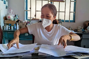 Bà S bên đống hồ sơ sau gần hai năm chưa được giao con theo bản án của tòa.