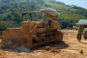 Chủ đầu tư đưa phương tiện cơ giới thi công đường Trường Sơn Đông tại rừng đặc dụng.