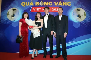 Hoàng Đức và gia đình hạnh phúc với danh hiệu Quả bóng vàng.