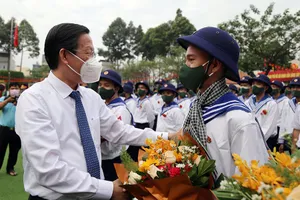 Chủ tịch UBND TP.HCM Phan Văn Mãi tặng hoa, động viên các thanh niên trước giờ lên đường nhập ngũ.