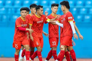 Các học trò HLV Đinh Thế Nam sẽ có trận đấu khó khăn trước Singapore dù được xem là đội bóng chiếu trên.