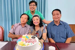 NSND Trần Ngọc Giàu, NSND Kim Cương, ông Tôn Thất Cần và đạo diễn Thanh Hiệp (đứng) chia sẻ những câu chuyện về sân khấu tại buổi gặp mặt.