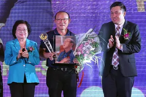 Phó Chủ tịch VFF Cao Văn Chóng (bìa phải) cùng nguyên Phó Chủ tịch nước Trương Mỹ Hoa trong buổi lễ trao Thành tựu trọn đời, Vinh danh Fair Play cho HLV Park Hang-seo.