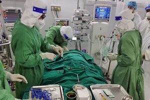 Các bác sĩ trẻ đều đã trưởng thành qua cơn bão dịch. Trong ảnh: Đặt ECMO cho bệnh nhân.