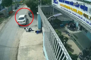 Nhóm trộm đi ô tô xông vào công ty của anh H trộm xe máy.